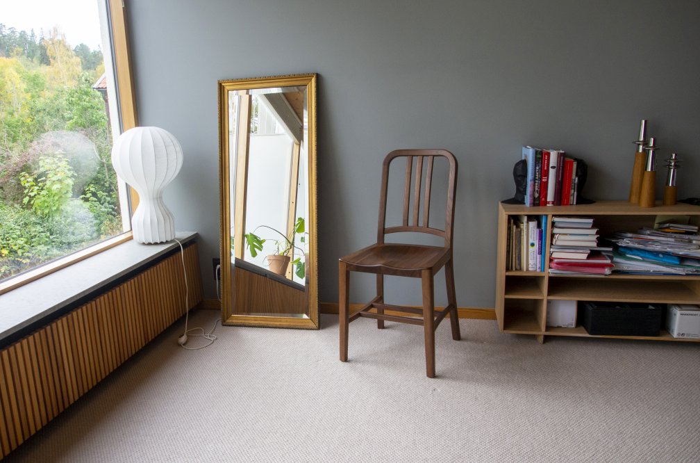 Holzstuhl im Interieur. Der Stuhl ist aus Eiche gefertigt und hat eine dunkle Farbe.