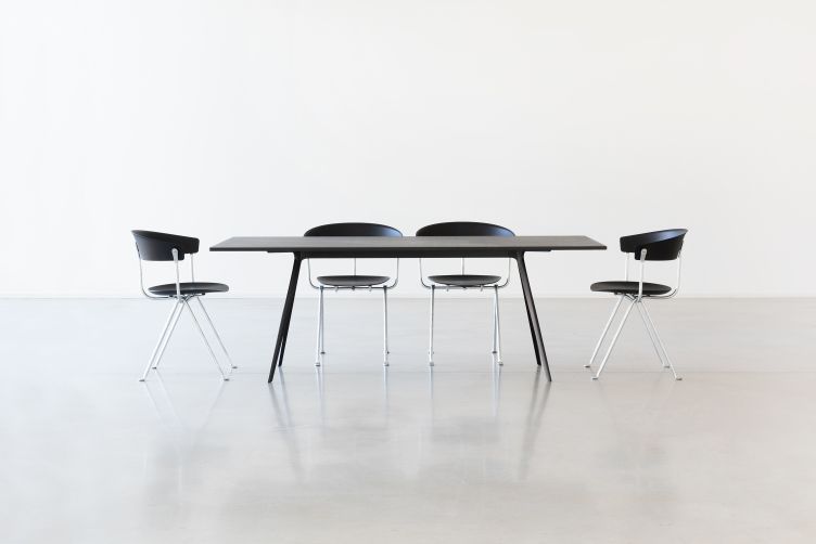 Schwarzer Esstisch mit vier Officina Stühlen von Magis, modernes Design für Esszimmer und Büro.