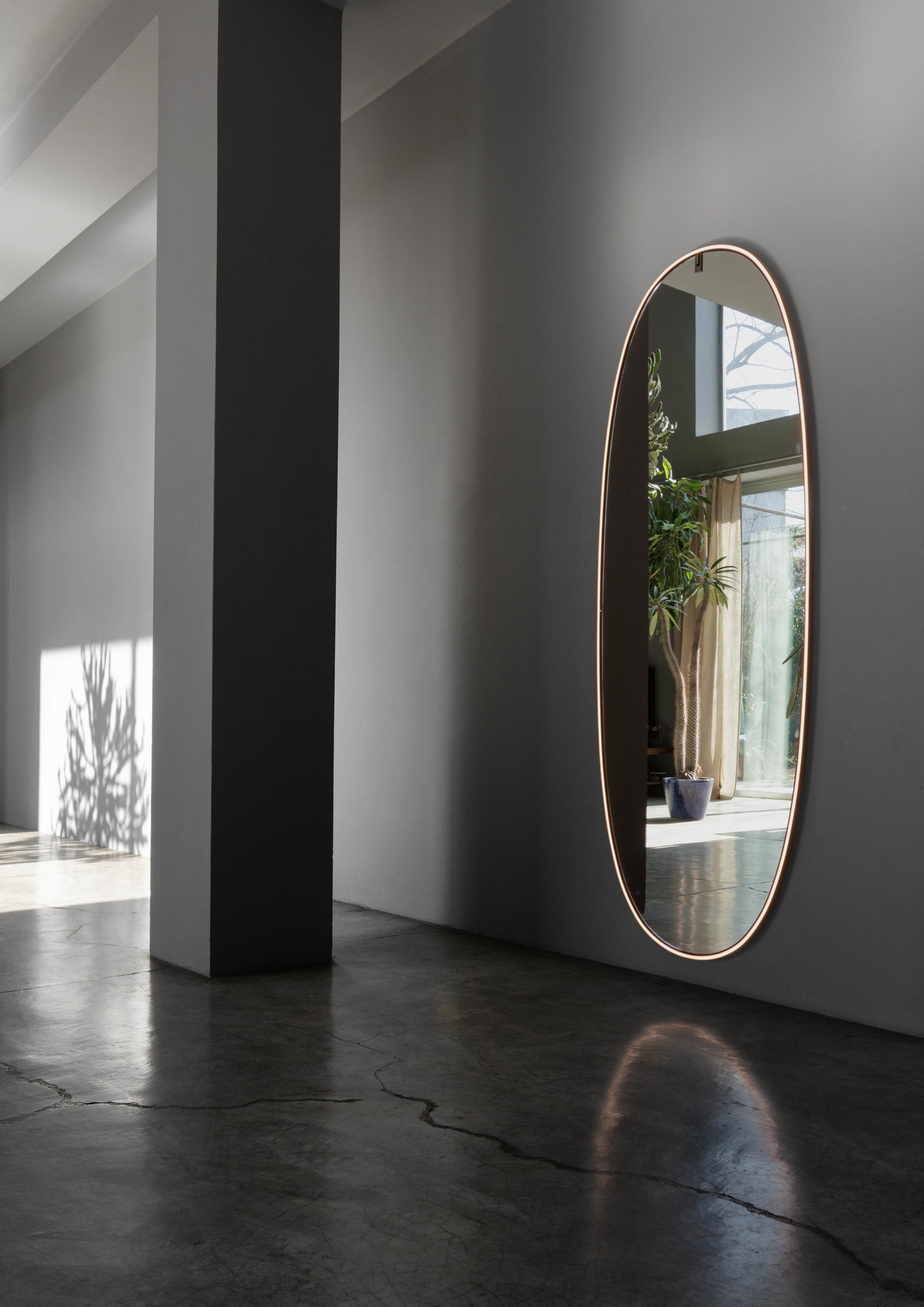 Ovaler Flos Lichtspiegel "La Plus Belle" aus Aluminium, Wandleuchte mit LED-Beleuchtung.