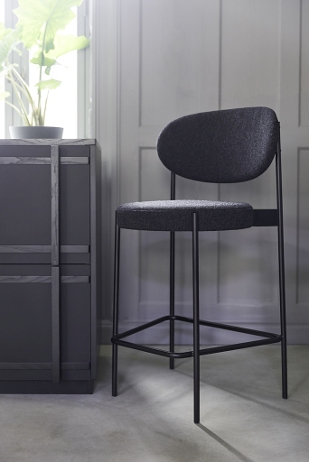 Series 430 Bar Stool von Verpan, ein grauer, moderner Barhocker mit Textilbezug und schwarzem Metallgestell.