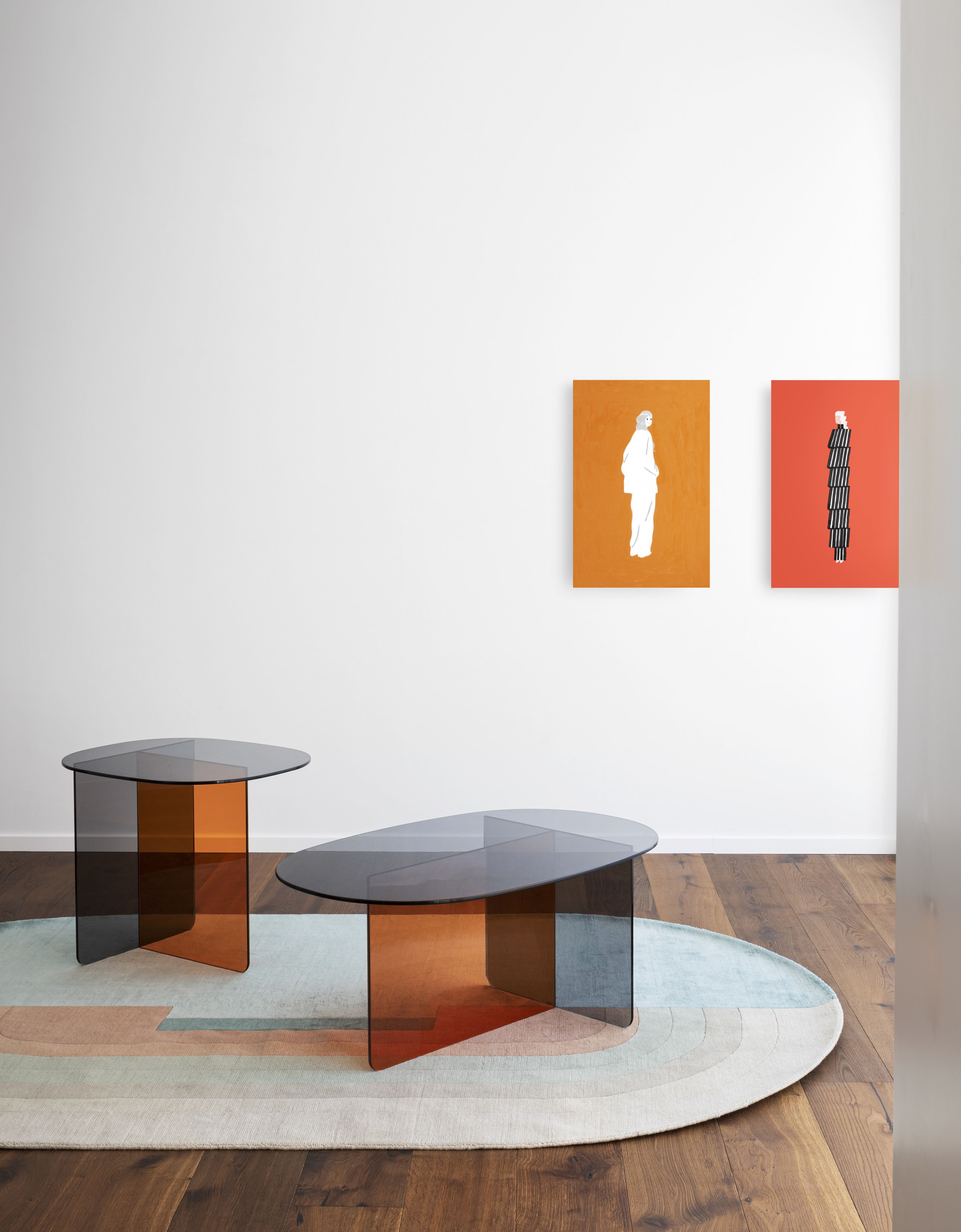 Chap Couchtisch / Beistelltisch von Miniforms aus Glas, B 90 cm, auf Teppich und Holzboden.