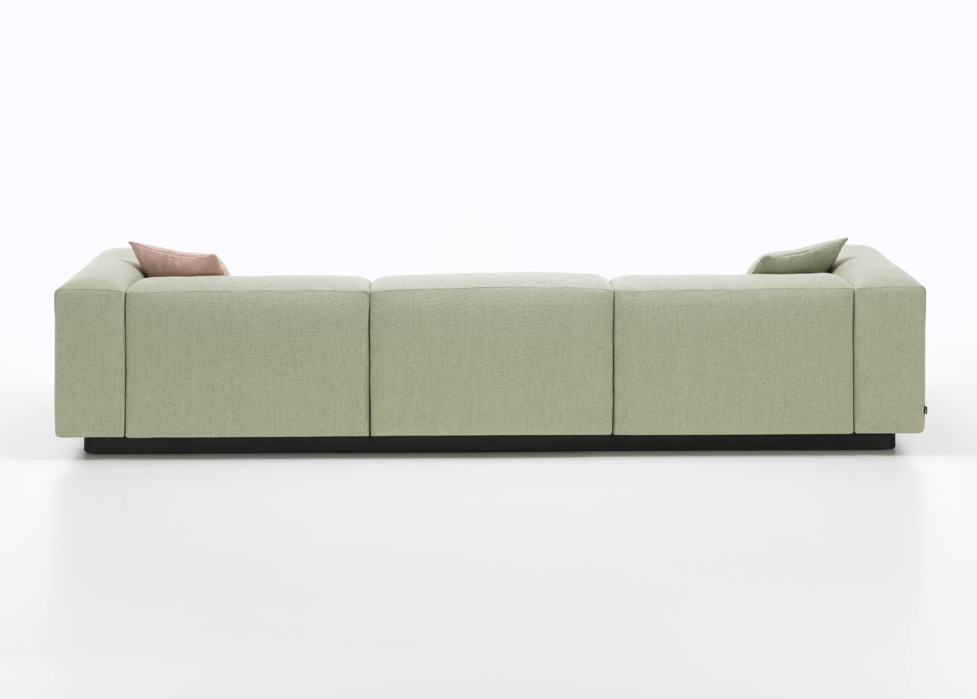 Rückansicht des Soft Modular Sofa Dreisitzer von Vitra in Grün mit Kissen.