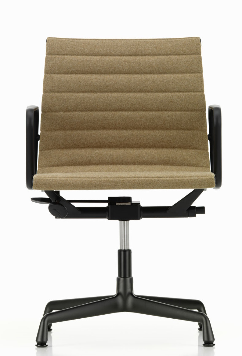 Vitra Aluminium Chair EA 132 in Braun mit schwarzem Fußkreuz, Bürostuhl für Konferenzraum.