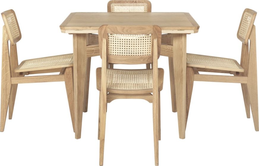 Gubi B-Table Esstisch ausziehbar mit vier Stühlen aus hellem Holz und Wiener Geflecht.