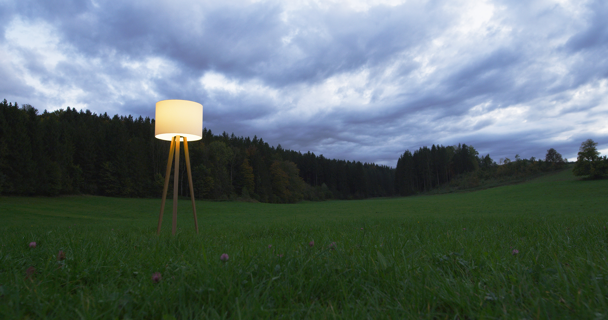 Luca Stand Stehleuchte mit Eichenholz-Beinen und weißem Lampenschirm im Freien. Moderne Stehlampe für Wohnzimmer.