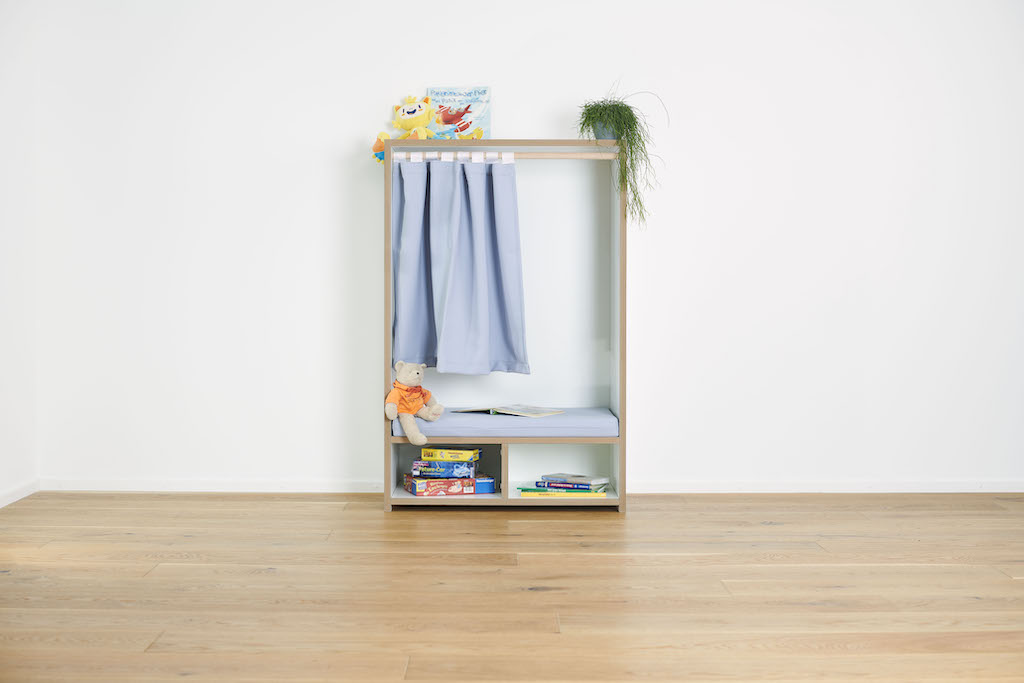 Tojo Kids Nische: Regal mit Vorhang, Sitzkissen, Spielzeug und Büchern für Kinderzimmer.
