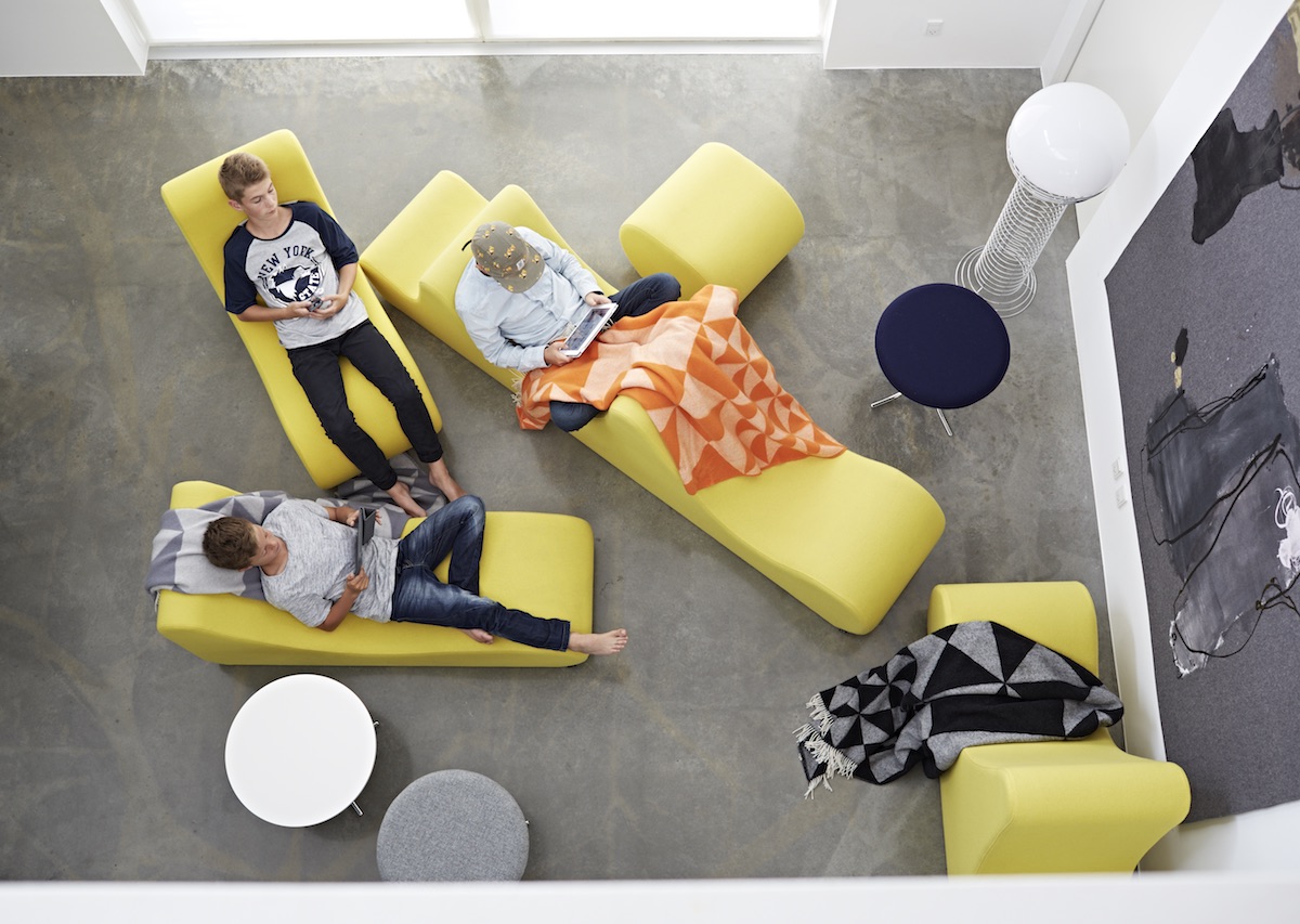 Gelbes Welle 3 Sofa von Verpan, 3-Sitzer, mit entspannten Jugendlichen von oben fotografiert, modernes Wohnzimmer.