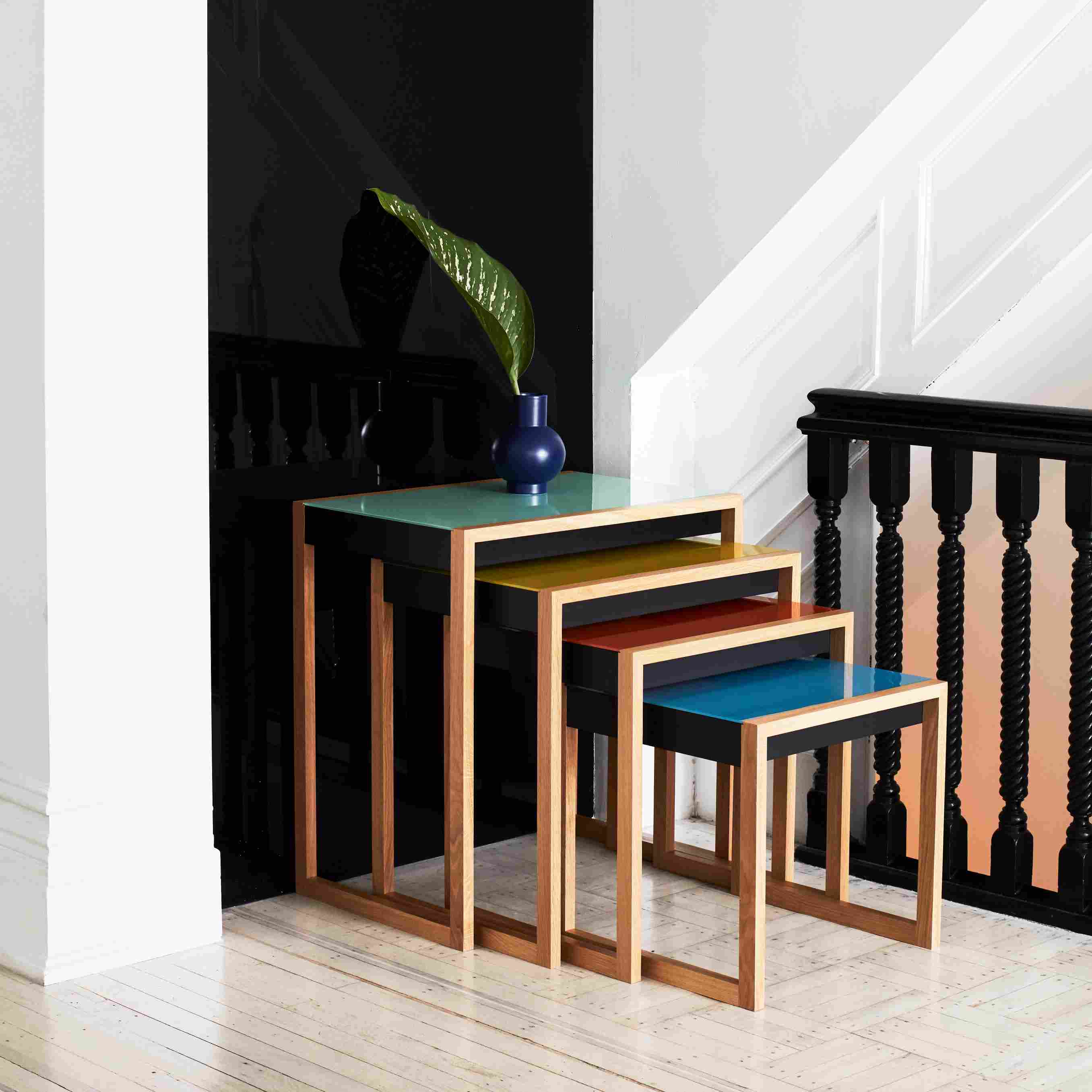 Bauhaus Satztische 4er Set von Klein & More, farbige Tischplatten, Holzgestell, modernes Design für Wohnzimmer.