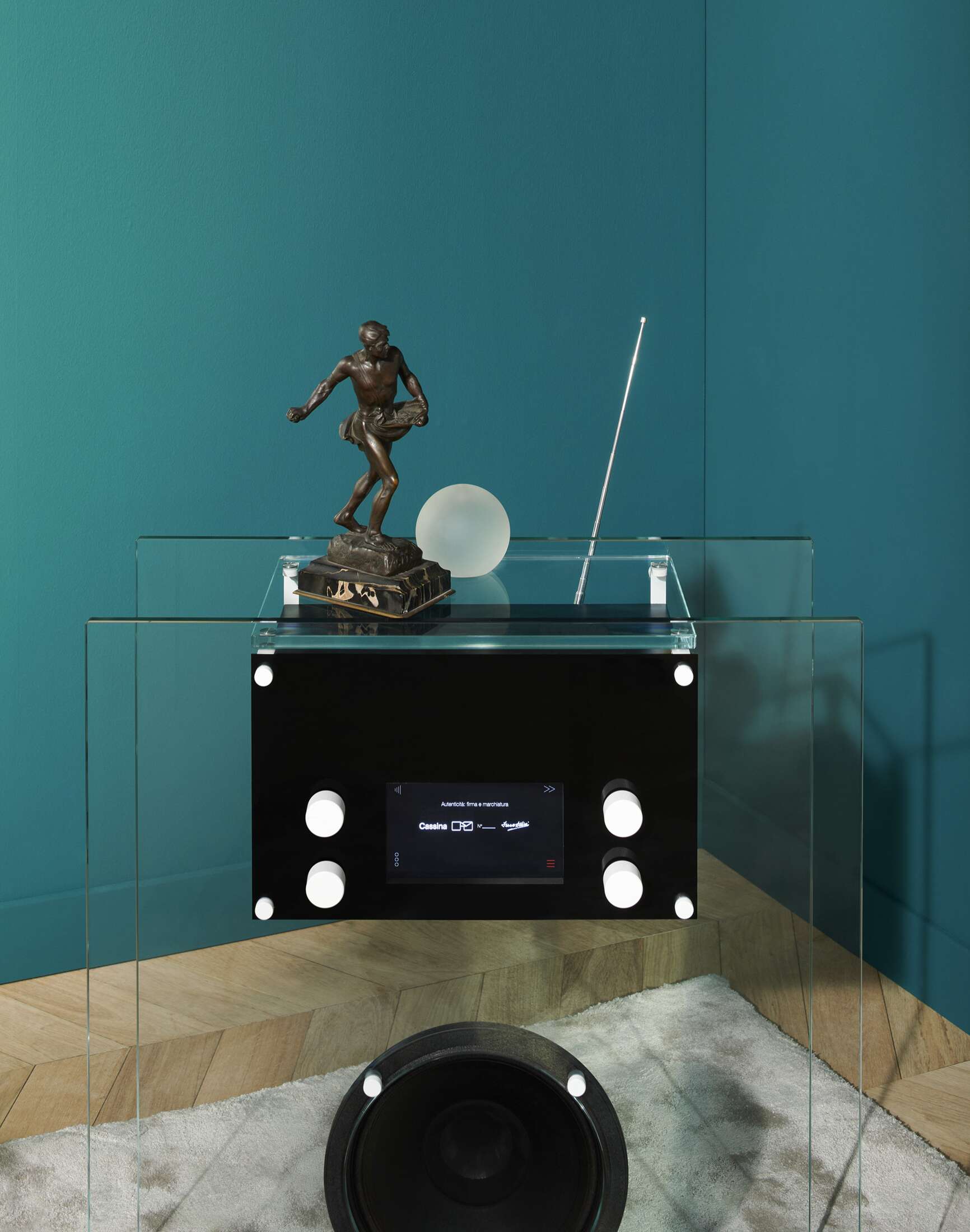 Cassina 842 Radio in Cristallo mit satinierten Edelstahlknöpfen, transparentes Designradio mit Lautsprecher.