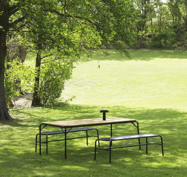 Normann Copenhagen Vig Tisch mit Bänken im Garten, ideal für Outdoor-Bereiche und stilvolle Gartengestaltung.