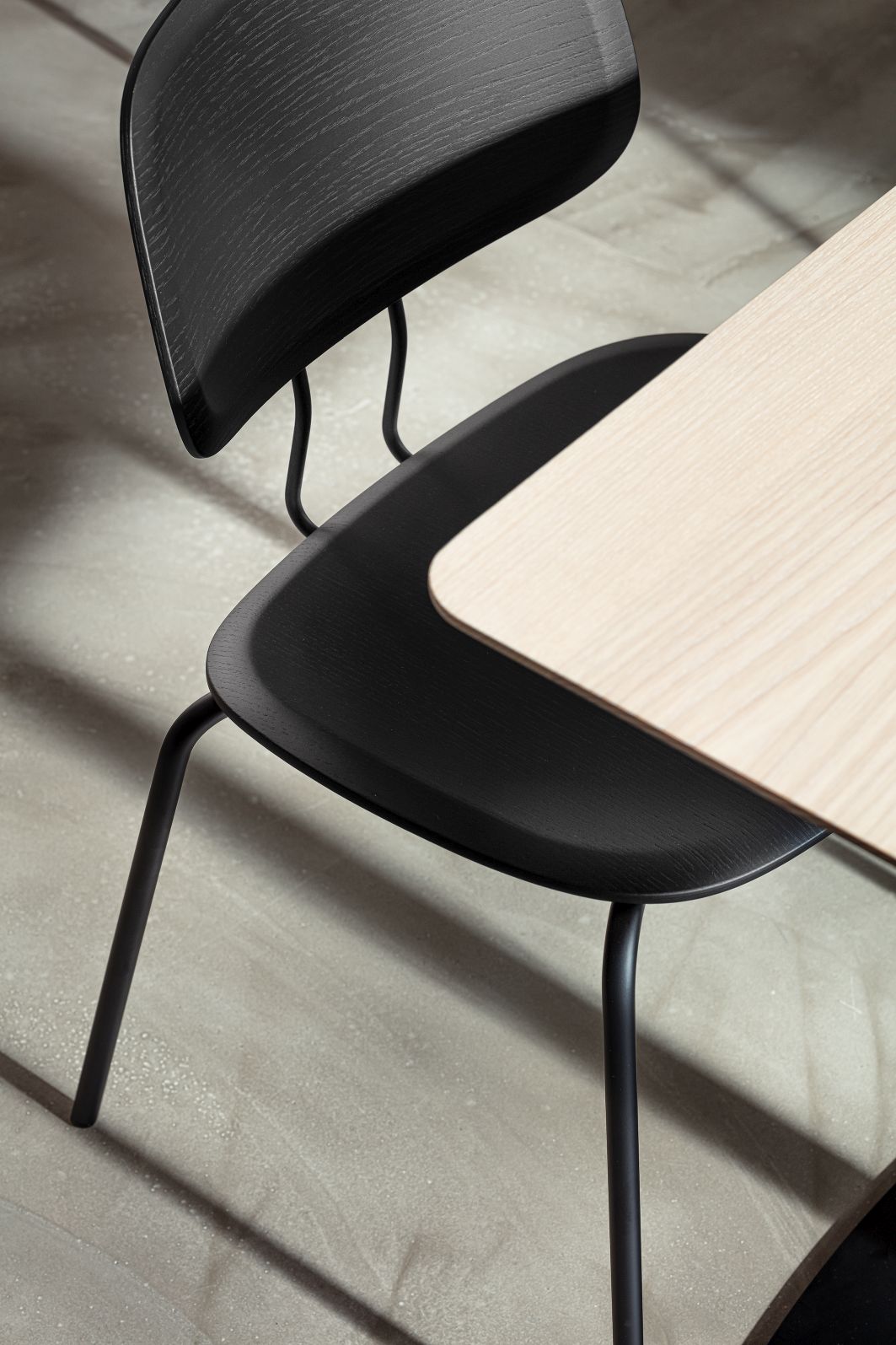 Detailaufnahme des Okito Ply Dining Chair Stuhl Zeitraum mit schwarzem Holz und minimalistischem Design.