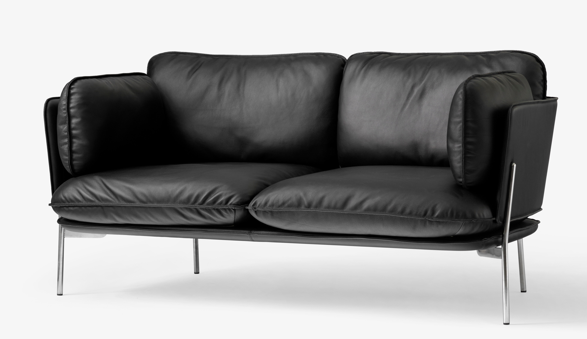 Schwarzes Cloud Sofa, ein 2-Sitzer Ledersofa von AndTradition mit minimalistischem Design und Stahlbeinen.