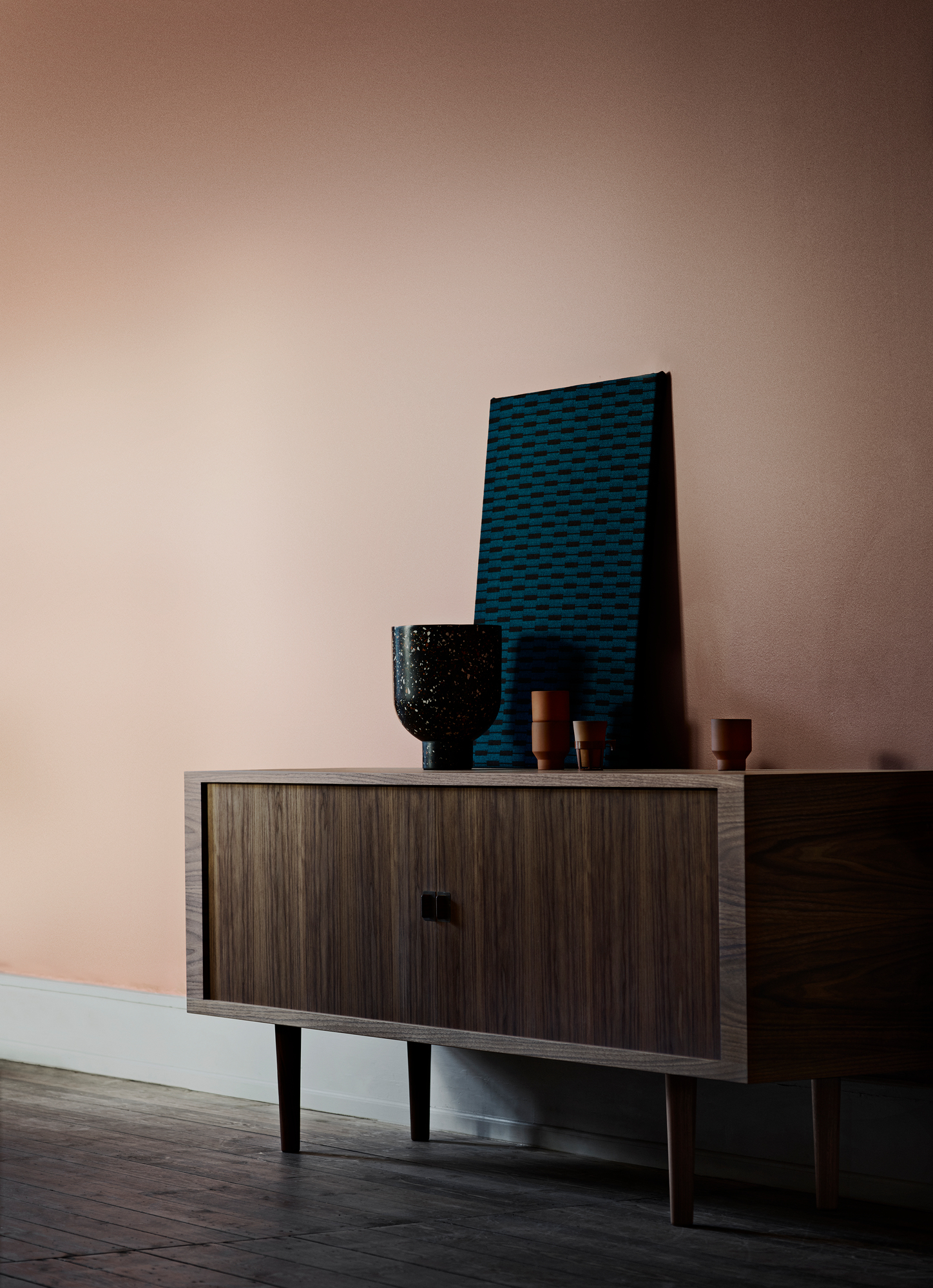 CH825 Credenza Sideboard von Carl Hansen & Søn aus Holz mit Deko-Elementen.
