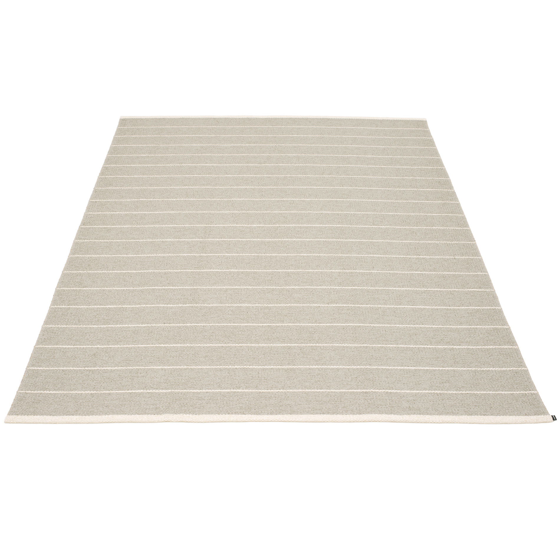 Carl Kunststoffteppich von Pappelina, 180x260 cm, Leinen/Beige, mit feinen, horizontalen Streifen. Moderner Teppich für Innen und Außen.