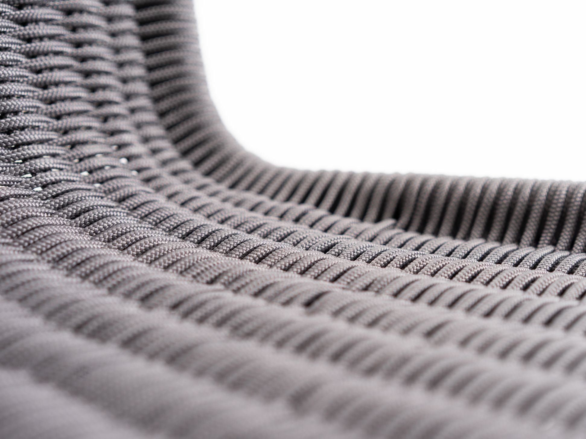 Detailaufnahme: Geflochtene Sitzfläche des grauen B20 Kragstuhls von Tecta. Designklassiker für modernes Wohnen.