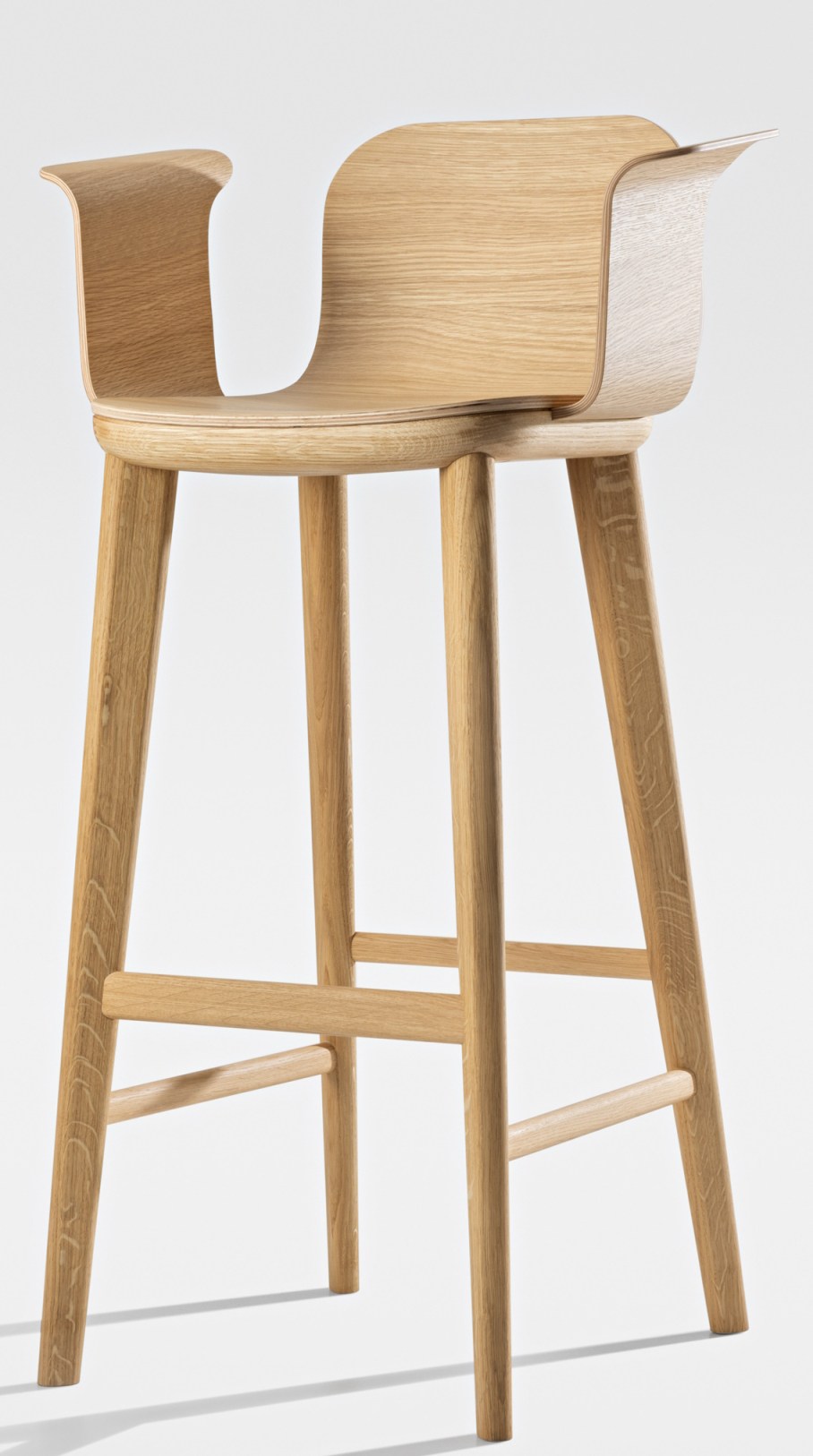 Aeon Comfort Barstool: Moderner Barhocker aus hellem Holz mit Armlehnen und Fußstütze für hohen Sitzkomfort.