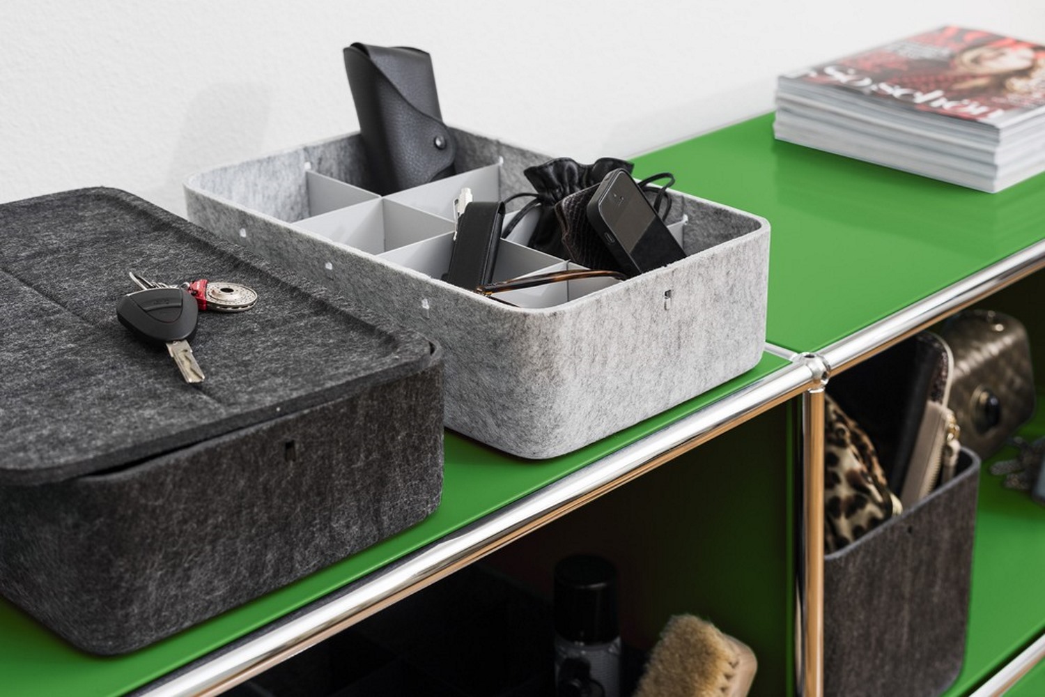 USM Haller Inos Boxen in Grau, mit und ohne Deckel, zur Aufbewahrung im USM Möbelbausystem.