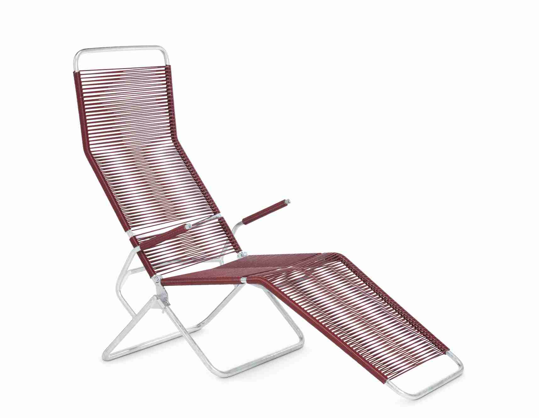 Altorfer Embru Liegestuhl für den Garten, rotbraune Outdoor Liege mit Armlehnen und Aluminiumgestell.
