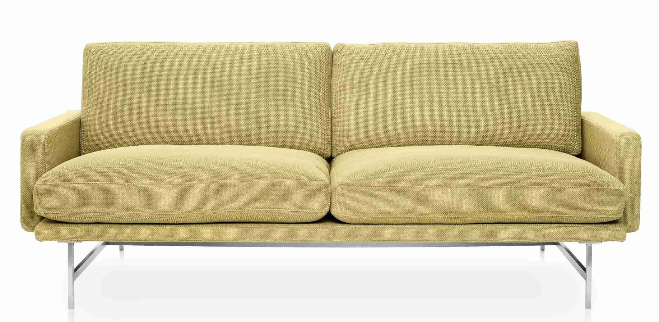 Frontansicht des Fritz Hansen Lissoni Sofas in hellgrünem Stoffbezug mit filigranem Metallgestell.