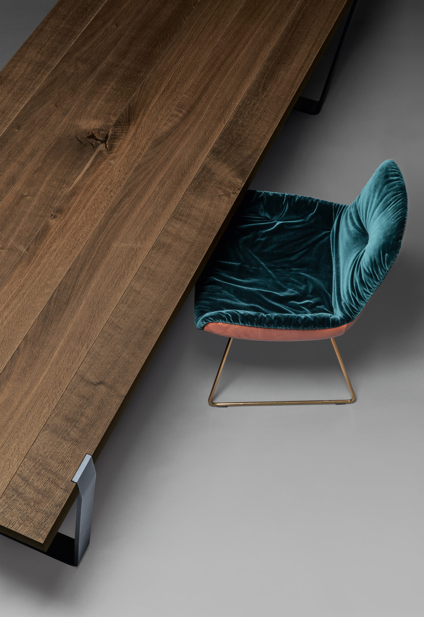BB 11 Clamp Tisch von Janua aus geräucherter Eiche mit blauem Samtstuhl und Metallgestell.