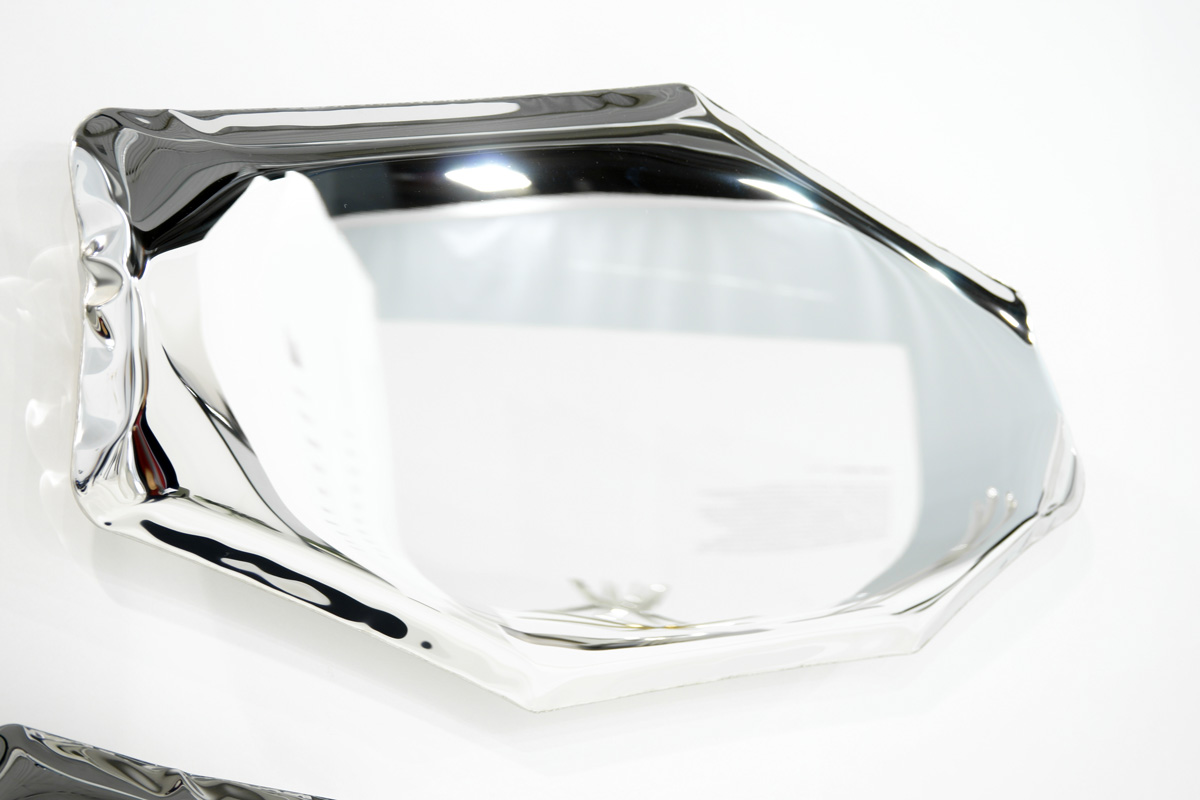 Moderner Tafla Spiegel von Zieta mit verzerrter, reflektierender Oberfläche und einzigartigem Design.