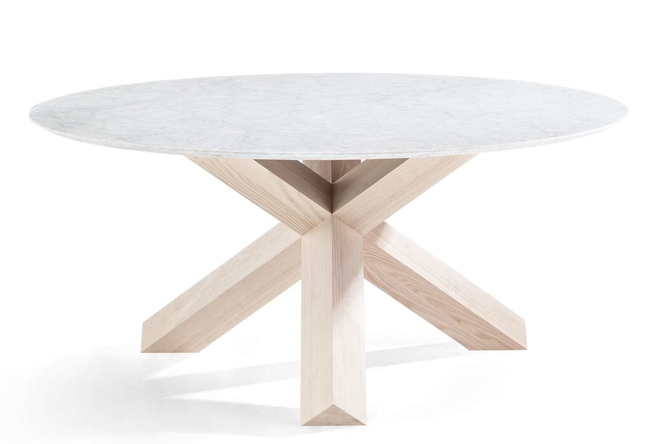 452 La Rotonda Esstisch von Cassina mit runder Marmorplatte und hellem Holzfuß.