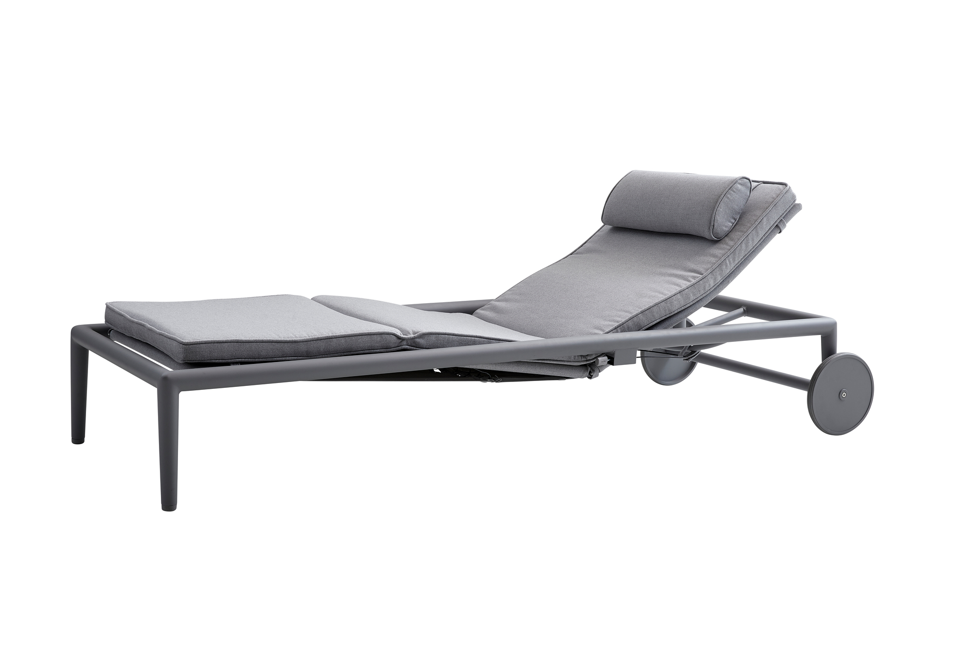 Helle Cane-Line Conic AirTouch Sonnenliege mit Gasfeder und Rädern für den Garten.