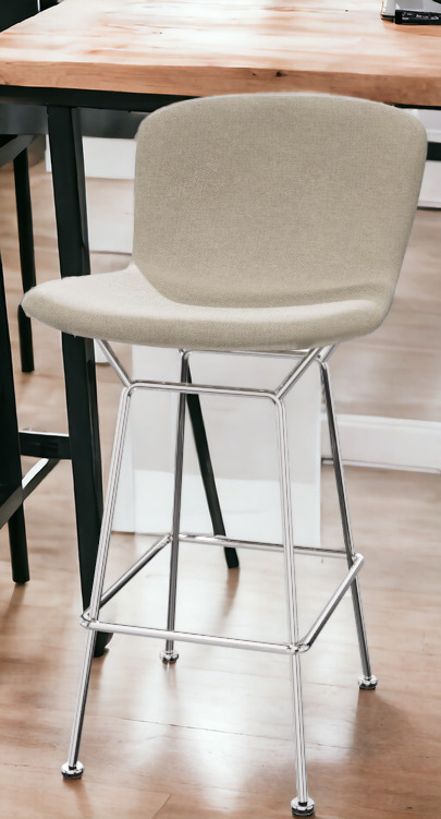 Bertoia Barhocker mit beigem Sitzpolster und verchromtem Stahlgestell für die moderne Bar.