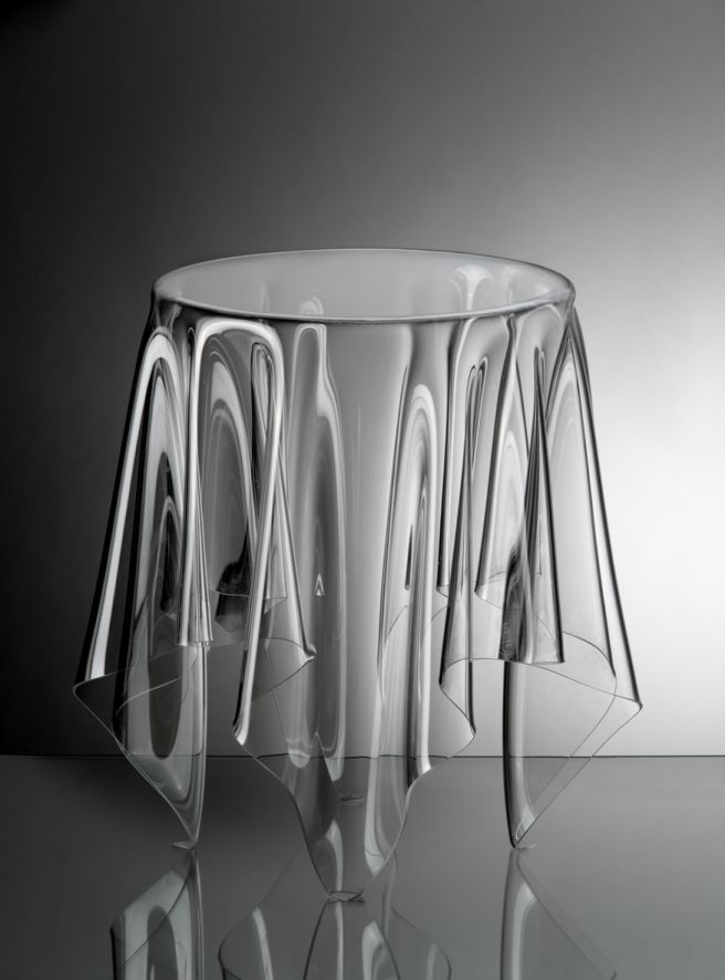 Essey Illusion Beistelltisch transparent: Optische Täuschung eines schwebenden Tisches aus Acryl.