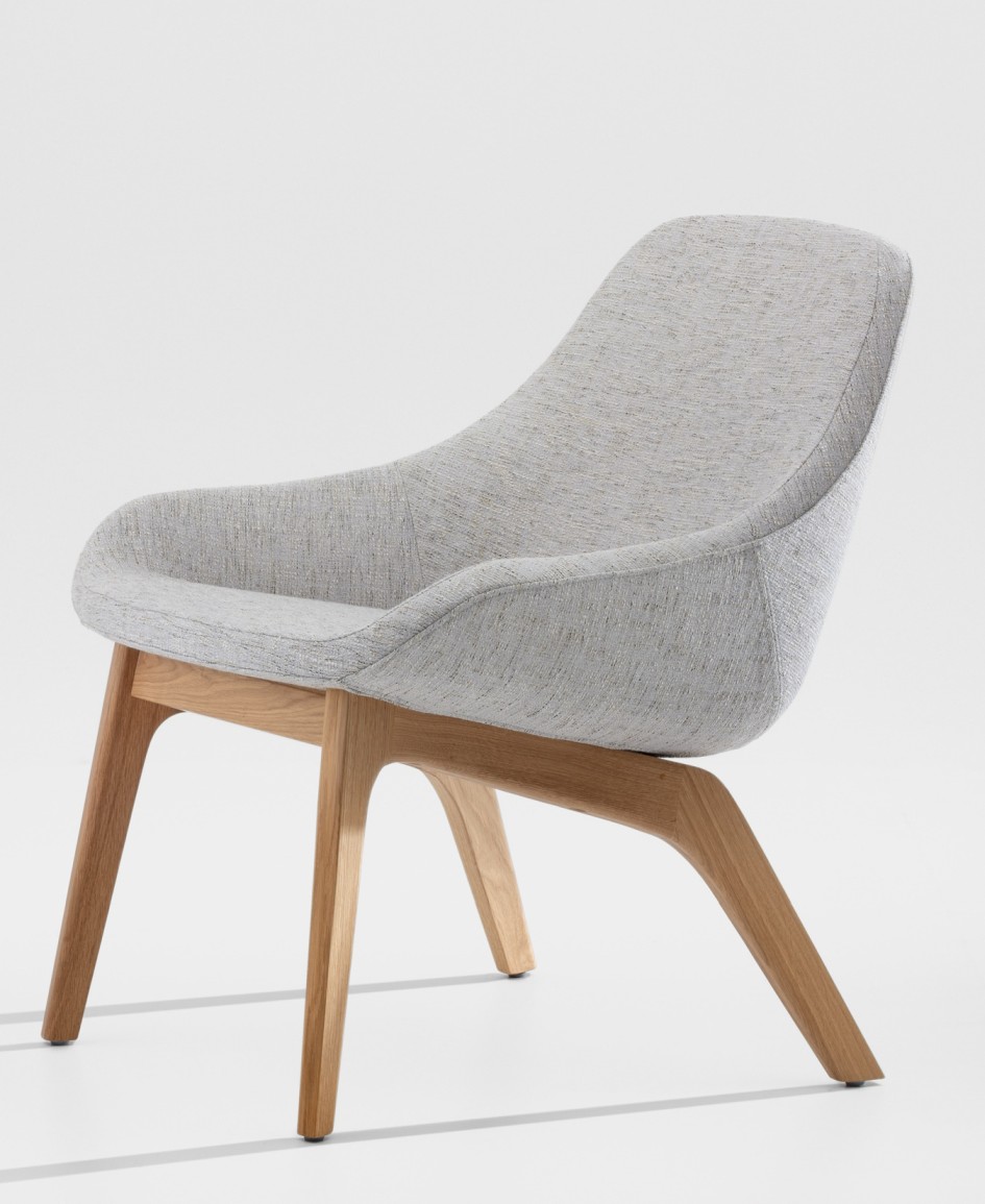 Morph Lounge Chair Sessel von Zeitraum mit grauem Stoffbezug und hellem Holzgestell auf weißem Hintergrund.