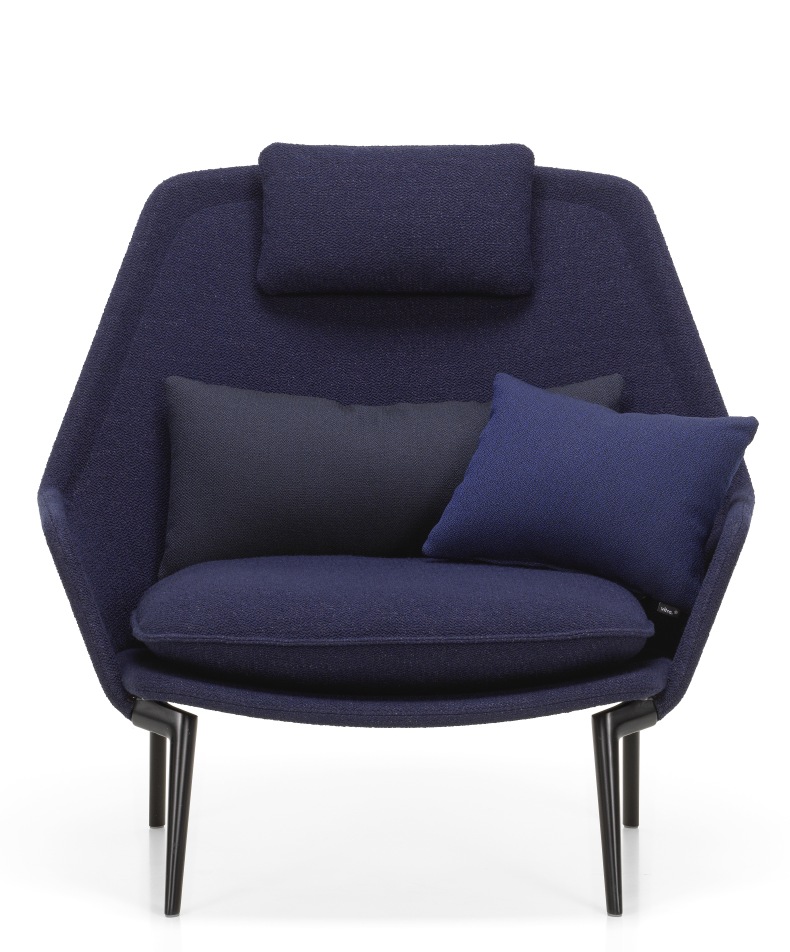 Blauer Vitra Slow Chair Sessel mit Stoffbezug, Kopfstütze und Kissen für entspanntes Sitzen.
