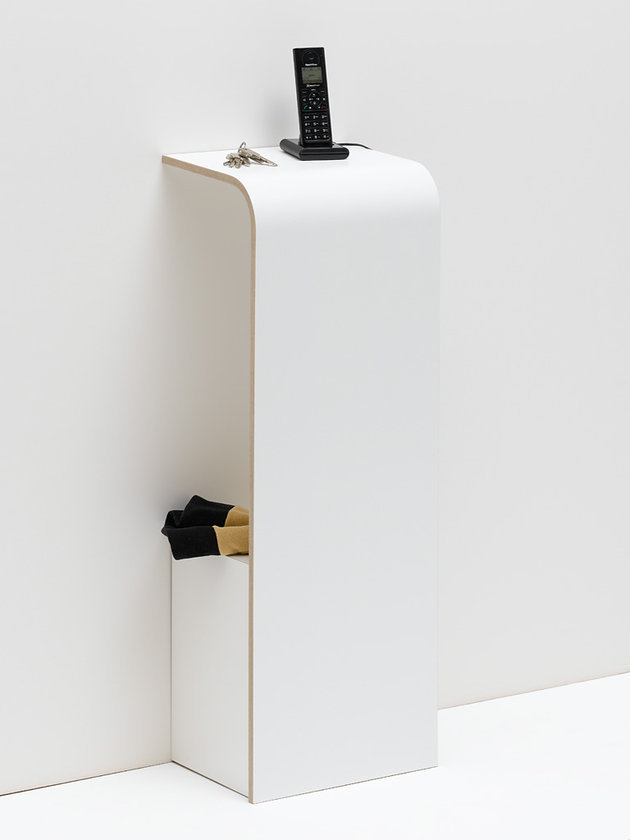 Weißes Tojo Fon Regal mit Ablage für Telefon, Schlüssel und Socken, minimalistisches Design.