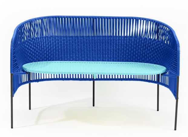 Blaue Caribe 2-Sitzer Outdoor Bank von ames mit hellblauer Sitzfläche und schwarzen Beinen.