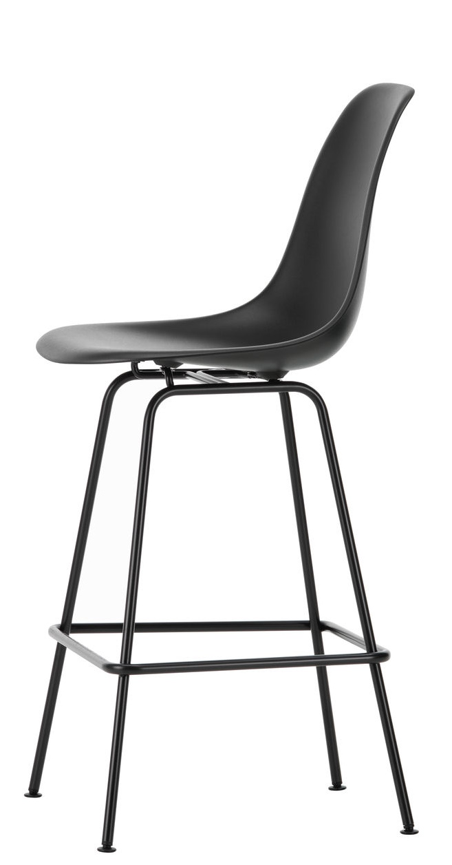 Schwarzer Eames Plastic Bar Stool Barhocker von Vitra mit Sitzschale und Stahlgestell für moderne Küchendekoration.