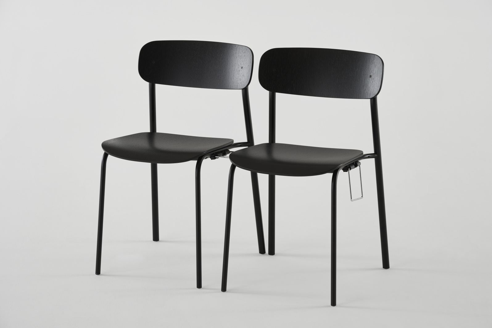 Zwei schwarze S 243 Stahlrohrstühle von Thonet, modernes Design für Esszimmer und Büro.
