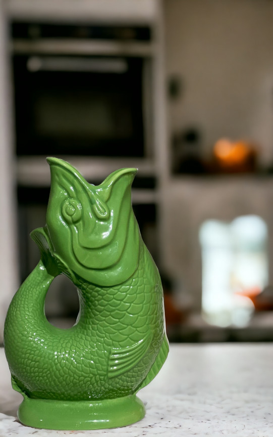 Grüne Gluckigluck Fischkaraffe in XL Größe. Dekorative Wasserkaraffe oder Vase in Apfelgrün.