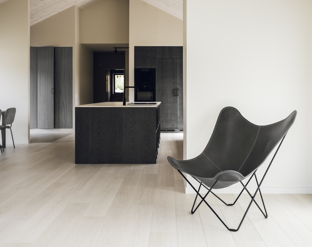 Schwarzer Butterfly Chair Ledersessel im modernen Wohnraum. Pampa Mariposa Sessel Designmöbel für stilvolles Wohnen.