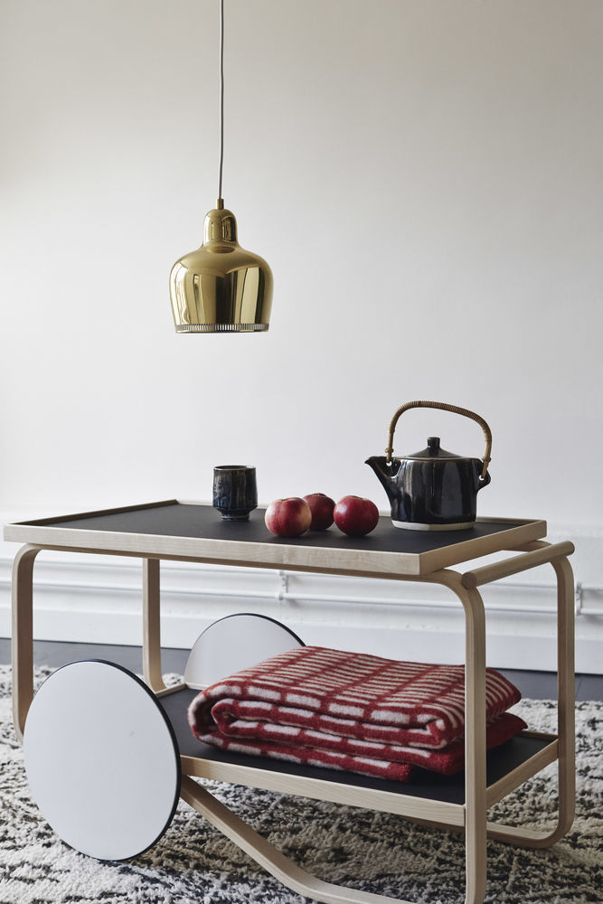 Artek A330S Golden Bell Pendelleuchte über Teewagen mit Teekanne, Tasse und Äpfeln.