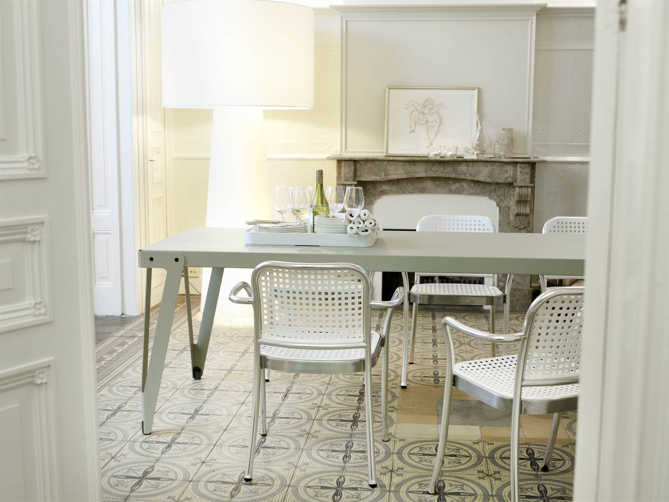 Lloyd Indoor Table Tisch Functionals mit weißen Stühlen in einem hellen Esszimmer.