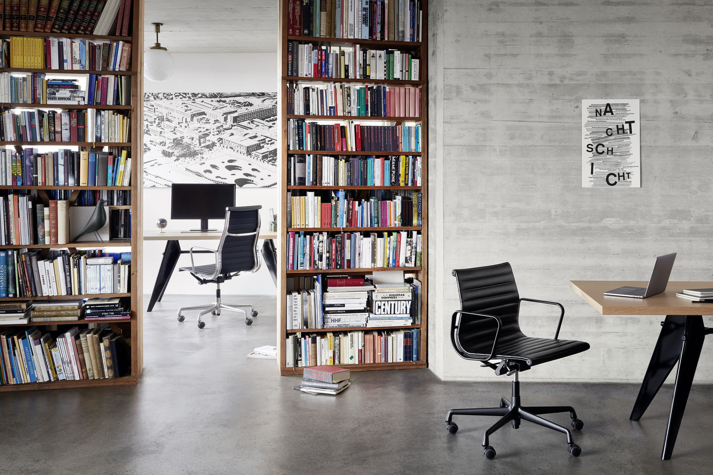 Schwarzer Aluminium Chair EA 119 von Vitra in einem modernen Büro mit Bücherregalen und Schreibtisch.