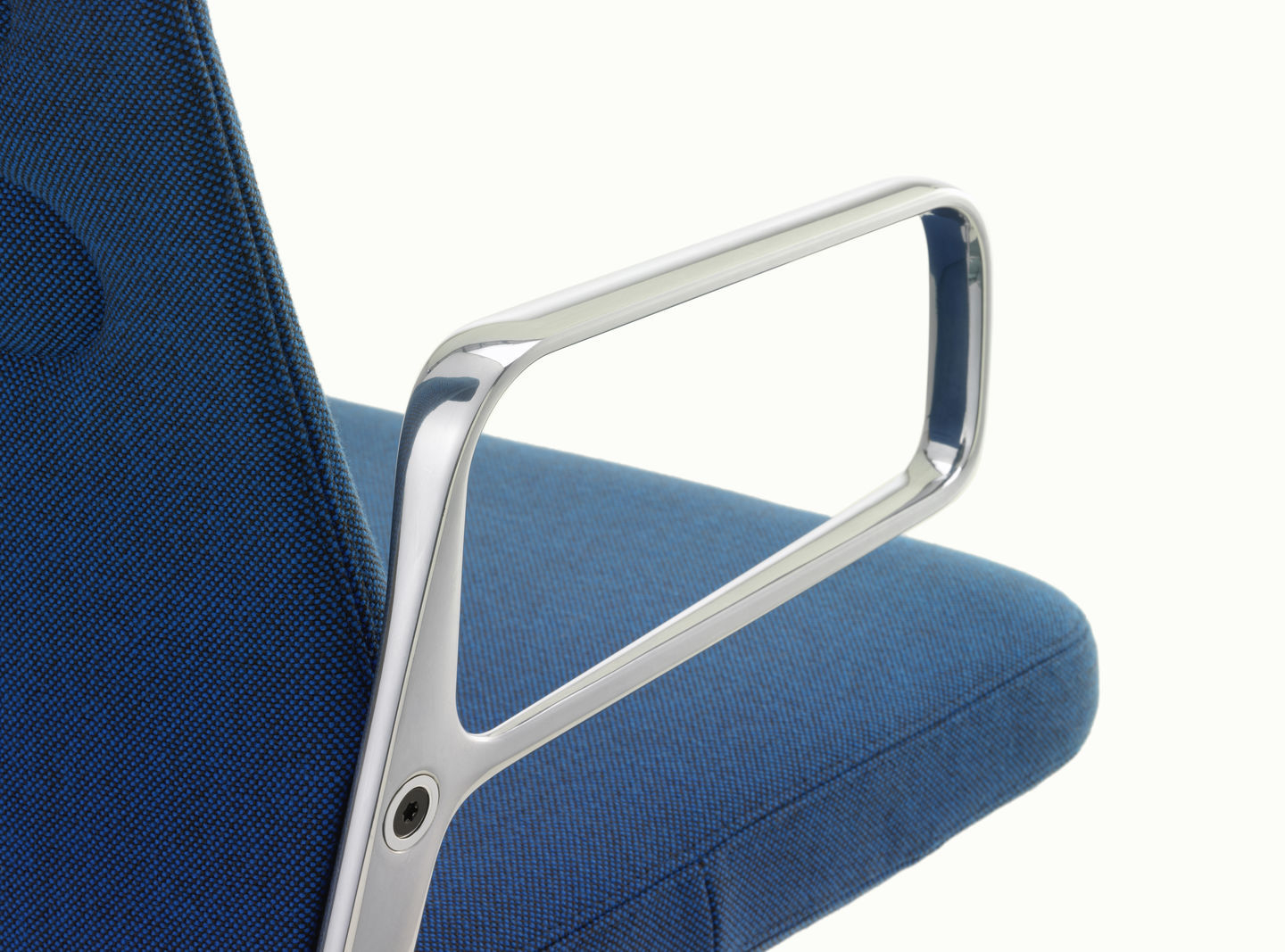 Detailaufnahme: Blauer AC5 Bürodrehstuhl von Vitra mit verchromter Armlehne und Stoffbezug.