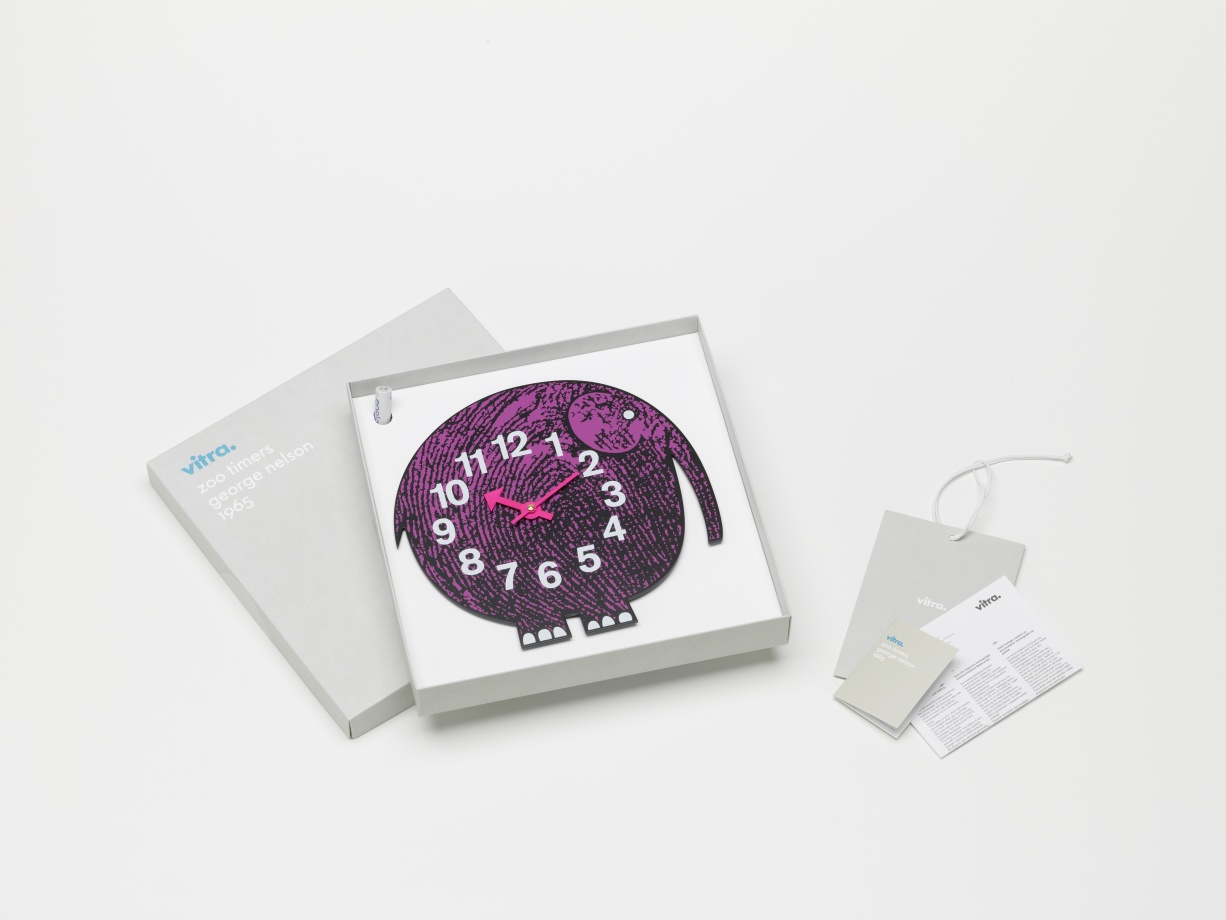 Vitra Elihu Elefant Wanduhr Zoo Timers in lila, moderne Kinderzimmer Dekoration mit Zeitanzeige.