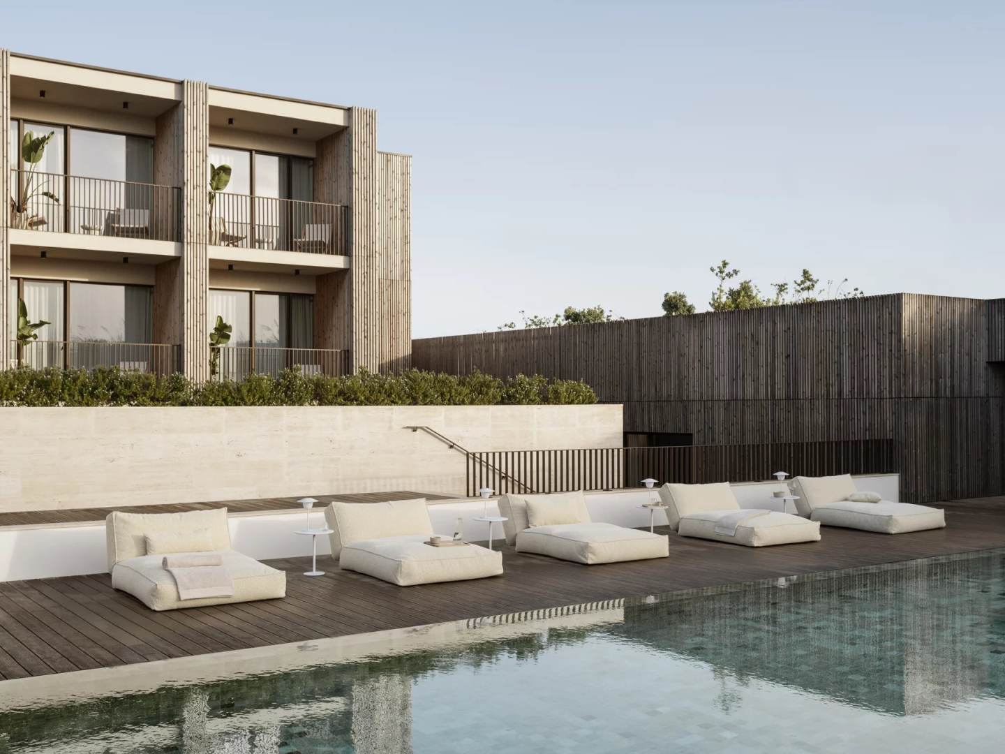 Mehrere Outdoor Kissen der Stay Special Edition von Blomus am Pool auf einer Holzterrasse.