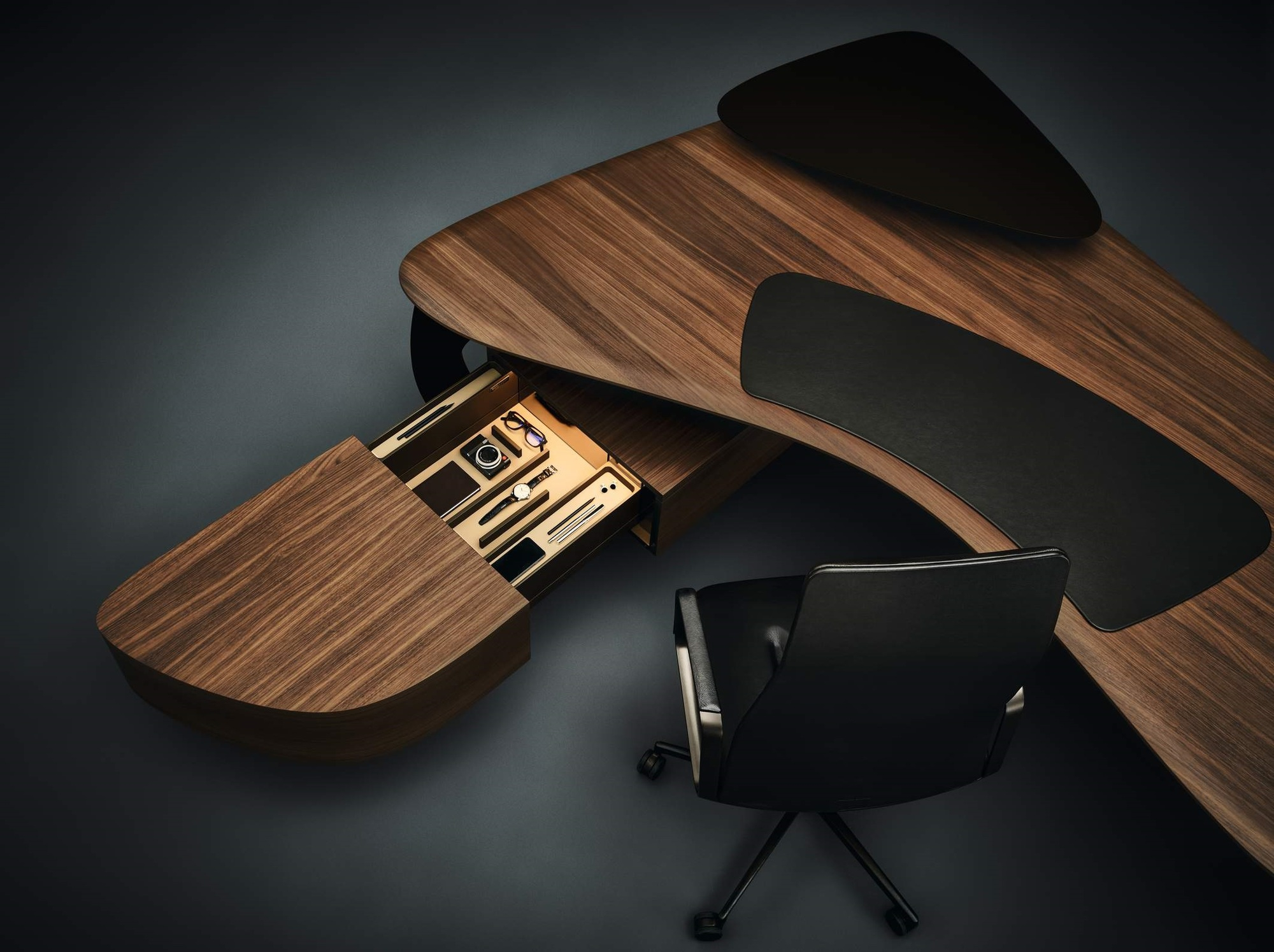 Detailaufnahme: Leadchair Executive Bürostuhl von Walter Knoll mit Schreibtisch aus edlem Holz.