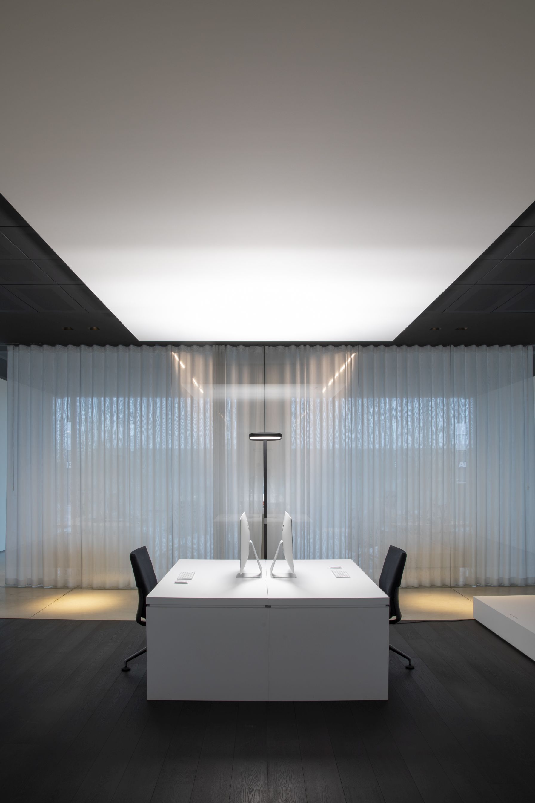 Büro mit Kido Stehleuchte von Belux, weiß, 4000K, für moderne Arbeitsplatzbeleuchtung.