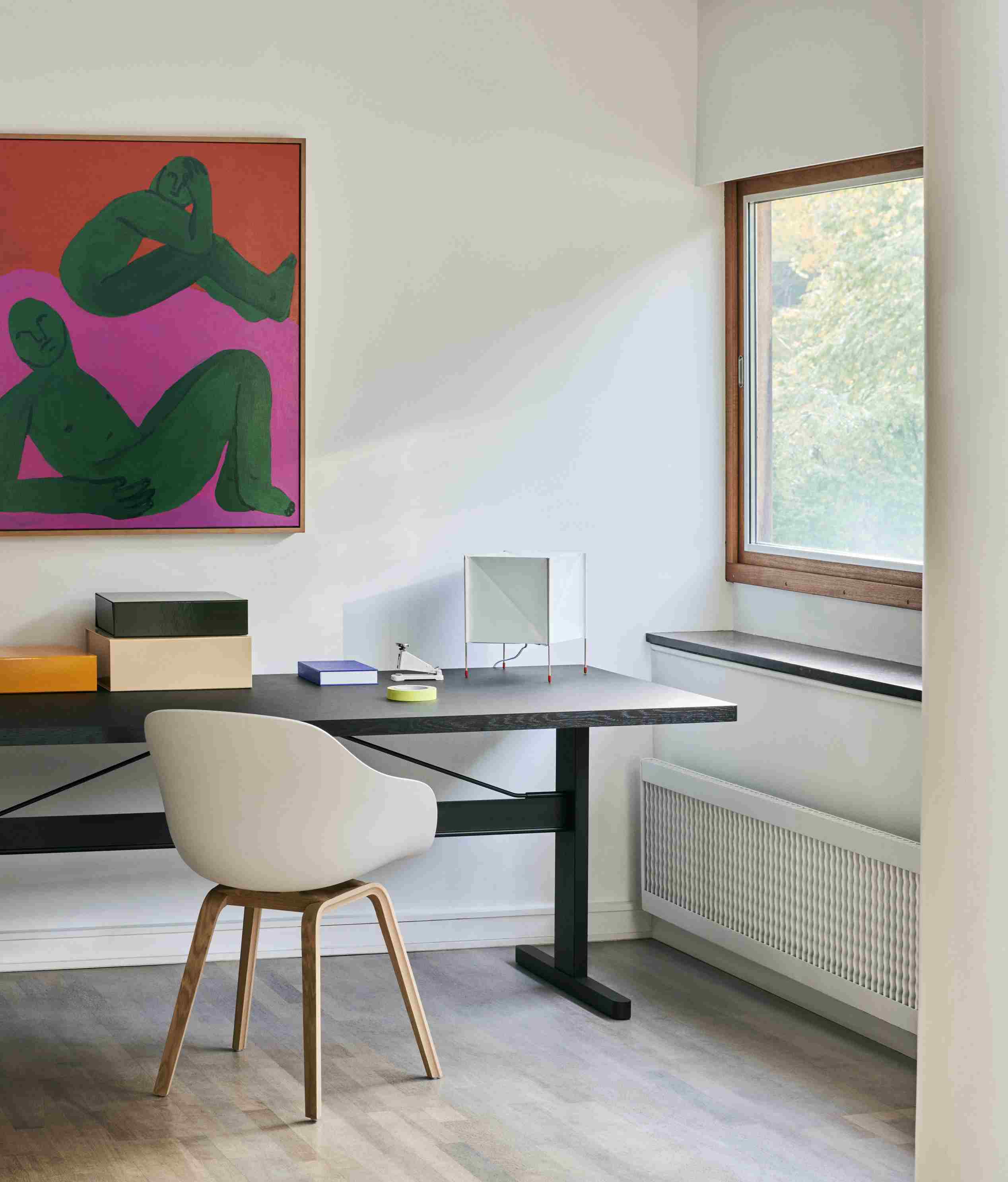 Moderner Arbeitsplatz mit Hay About A Chair AAC 222 Stuhl und schwarzem Schreibtisch.