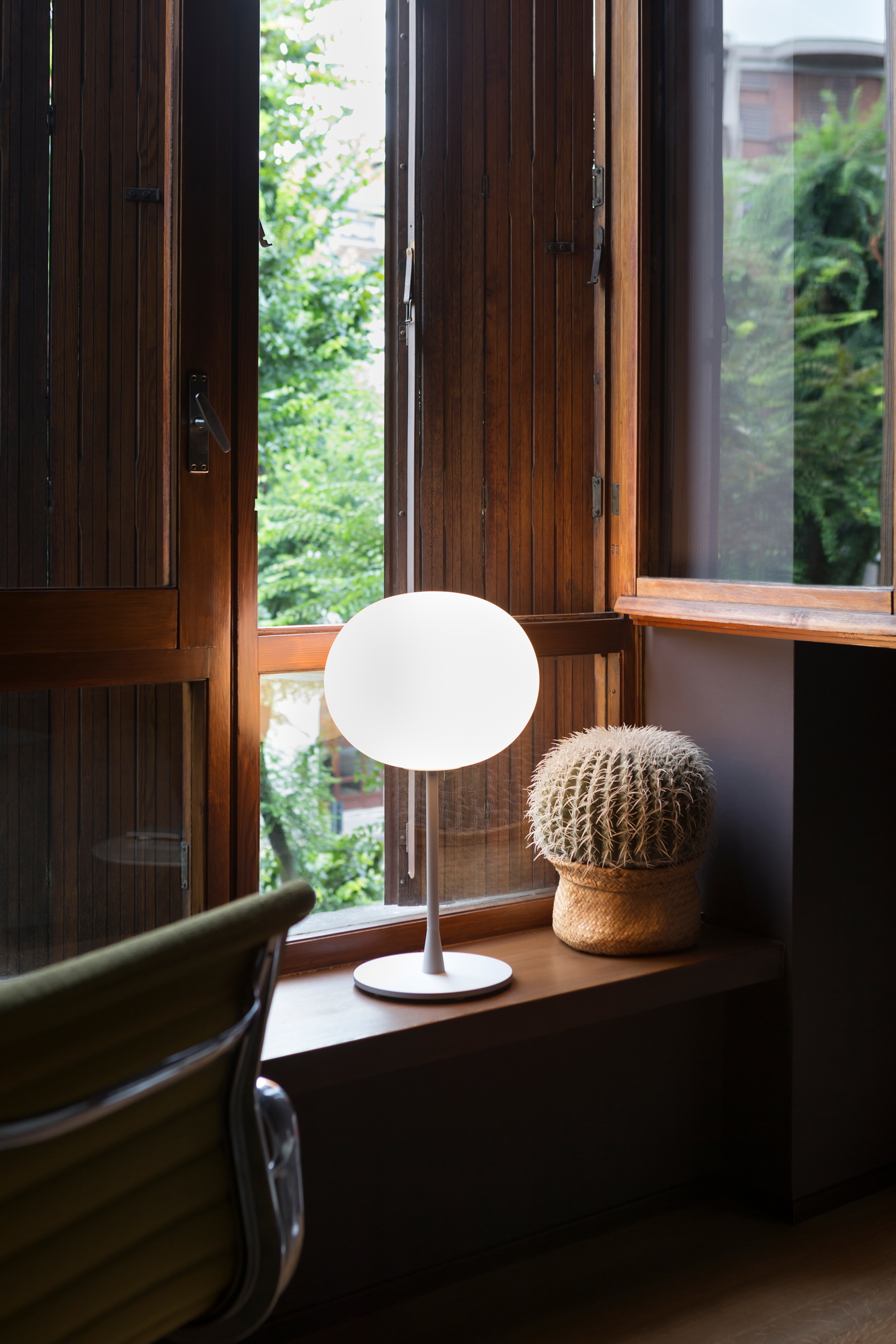 Glo Ball Tischleuchte von Flos, modernes Design, runde Lampe auf Fensterbank mit Kaktus.