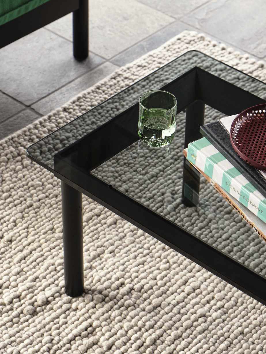 Detailaufnahme des Hay Kofi Couchtischs 140x50 cm mit Glasplatte und schwarzen Beinen.