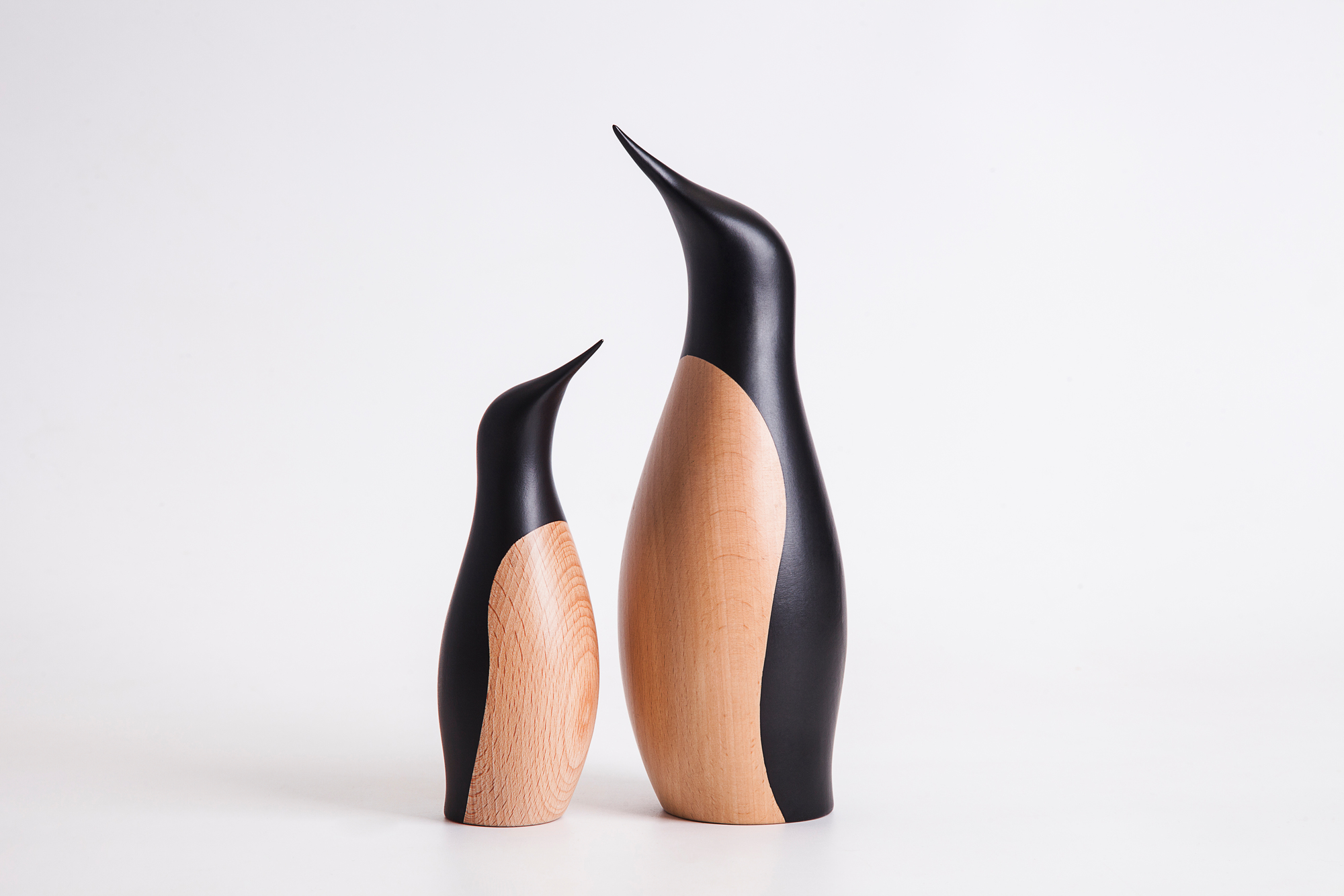 Zwei Pinguin Holzfiguren, Architectmade Stil, dekorative Holztiere, skandinavisches Design, EINZELSTÜCK.