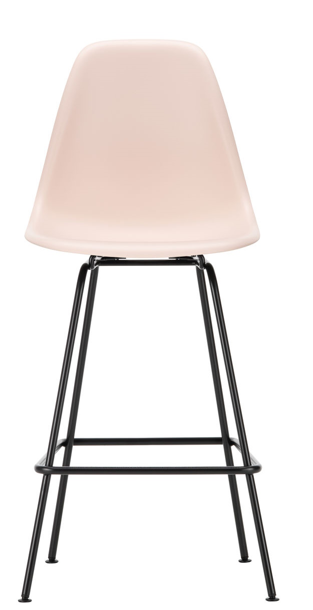 Vitra Eames Plastic Bar Stool Barhocker Medium in Rosa mit schwarzem Metallgestell von vorne.